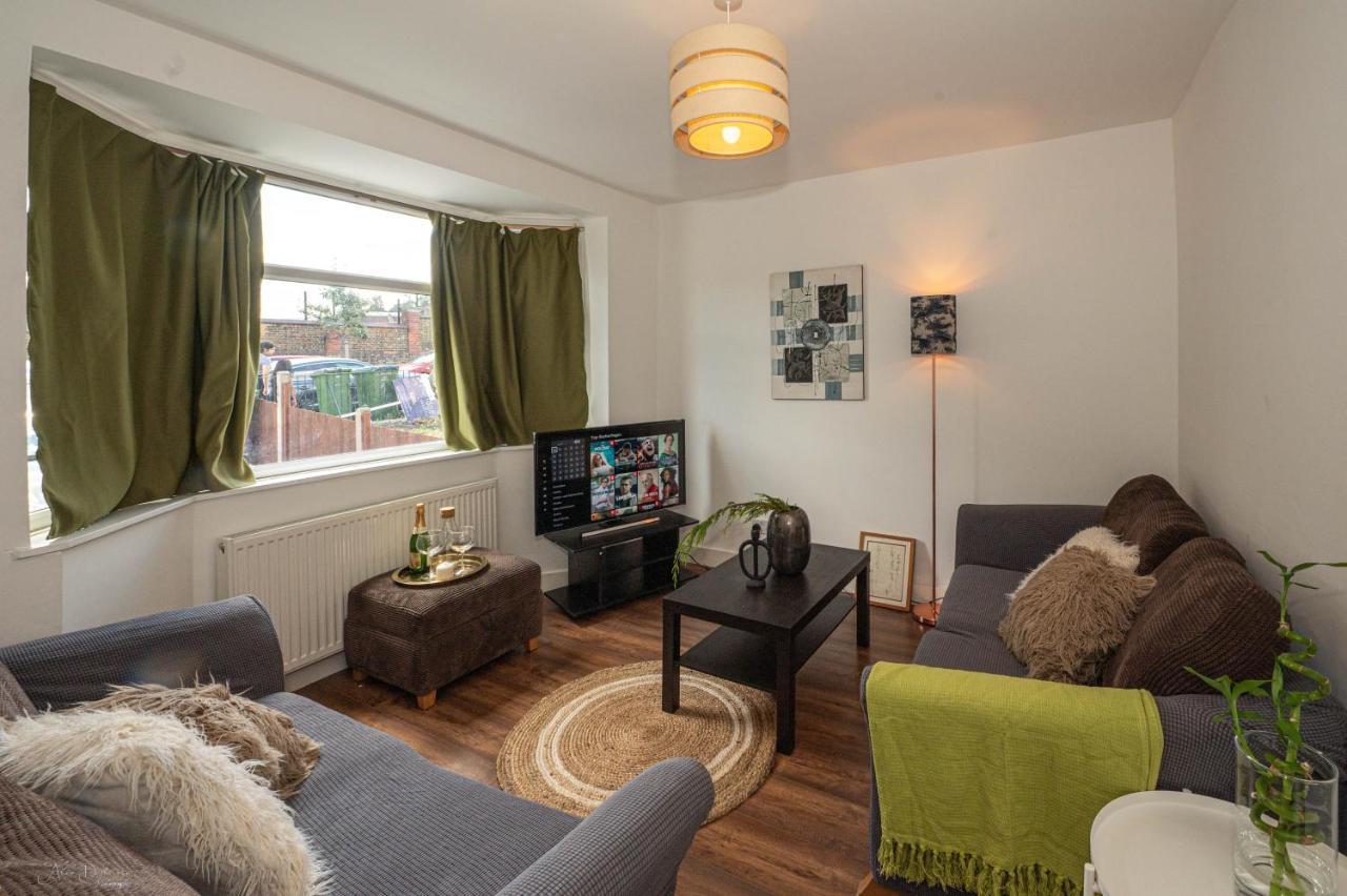 4 Bedrooms,2 Bathrooms House With Free Parking Plumstead  Exterior photo