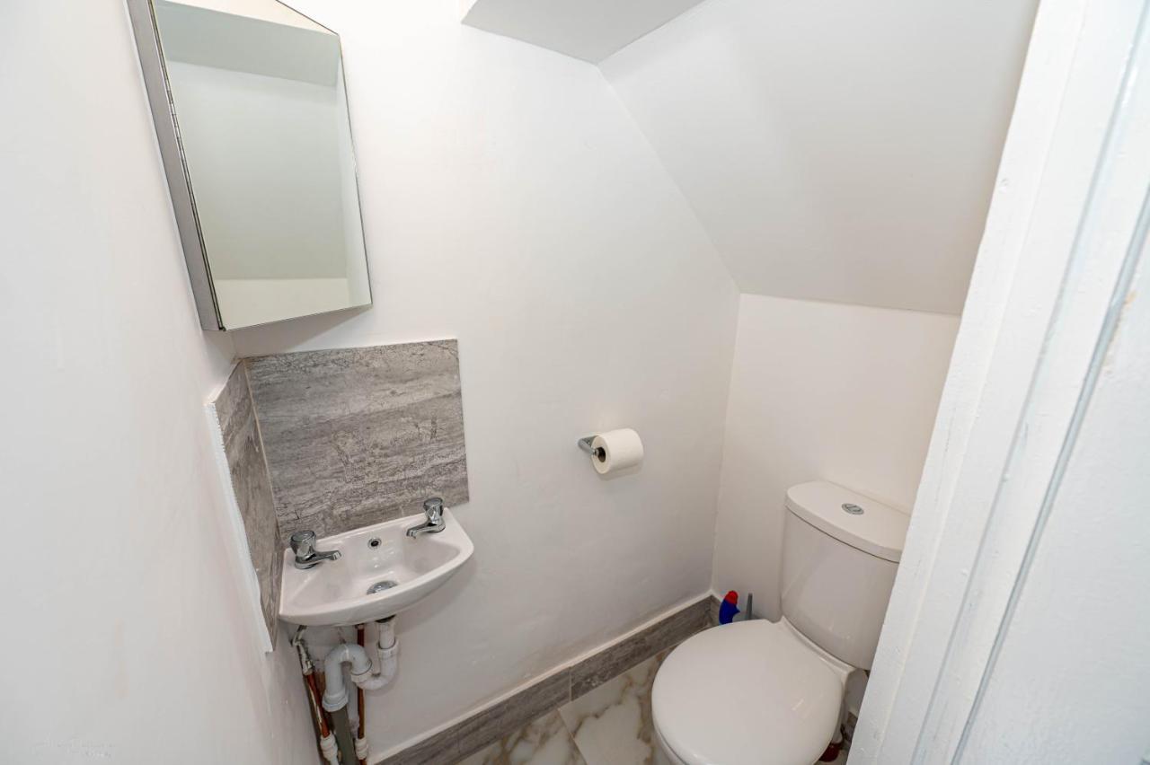 4 Bedrooms,2 Bathrooms House With Free Parking Plumstead  Exterior photo