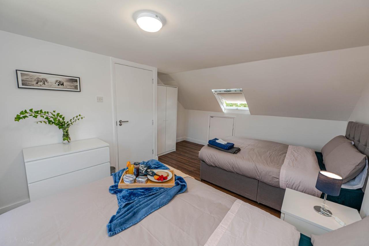 4 Bedrooms,2 Bathrooms House With Free Parking Plumstead  Exterior photo