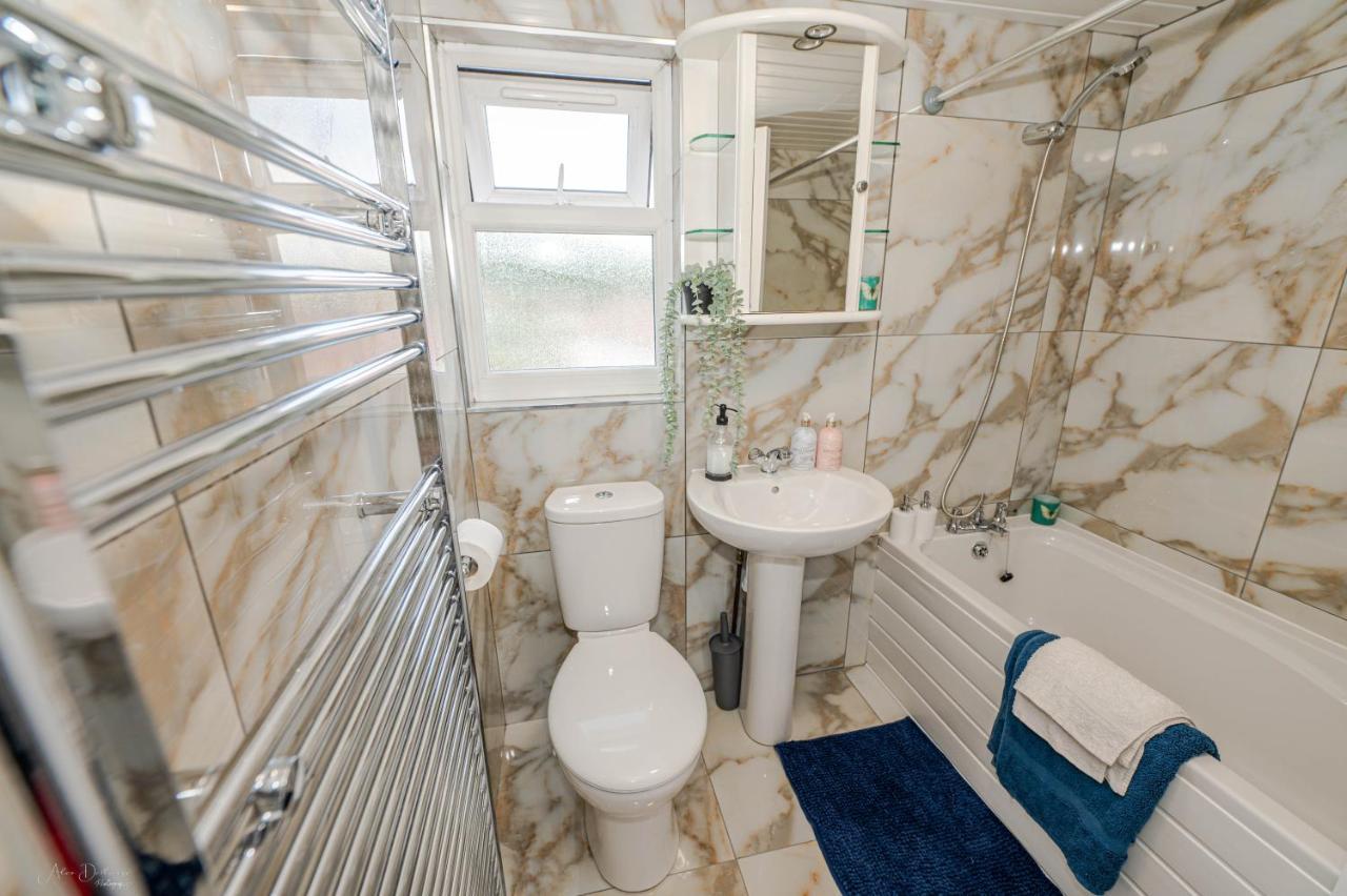 4 Bedrooms,2 Bathrooms House With Free Parking Plumstead  Exterior photo