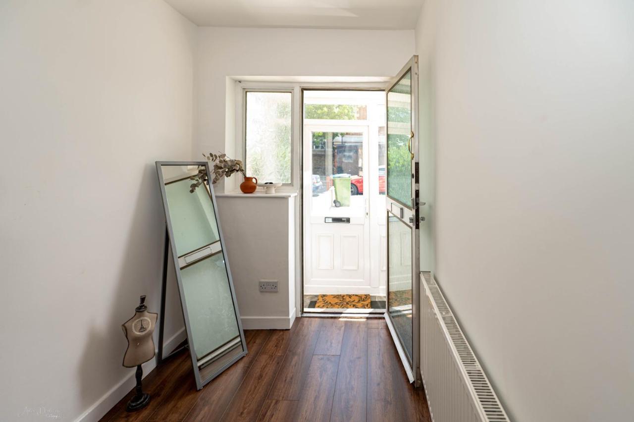 4 Bedrooms,2 Bathrooms House With Free Parking Plumstead  Exterior photo