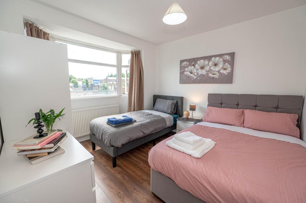 4 Bedrooms,2 Bathrooms House With Free Parking Plumstead  Exterior photo