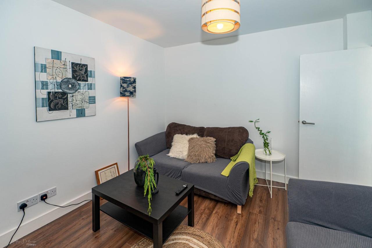 4 Bedrooms,2 Bathrooms House With Free Parking Plumstead  Exterior photo