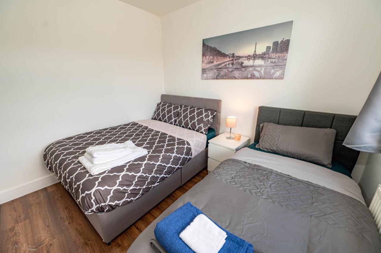 4 Bedrooms,2 Bathrooms House With Free Parking Plumstead  Exterior photo