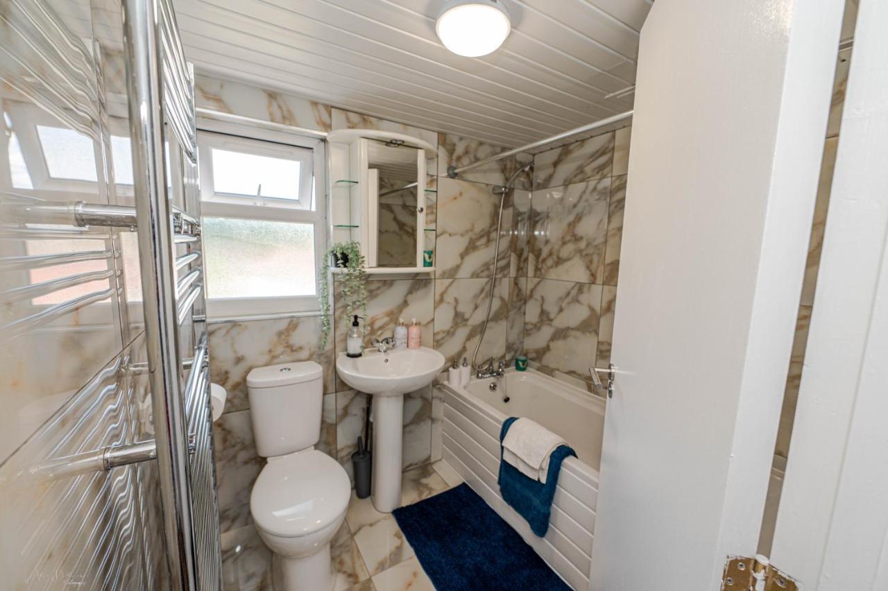 4 Bedrooms,2 Bathrooms House With Free Parking Plumstead  Exterior photo