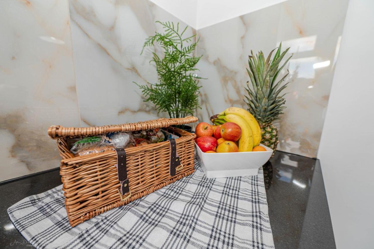 4 Bedrooms,2 Bathrooms House With Free Parking Plumstead  Exterior photo