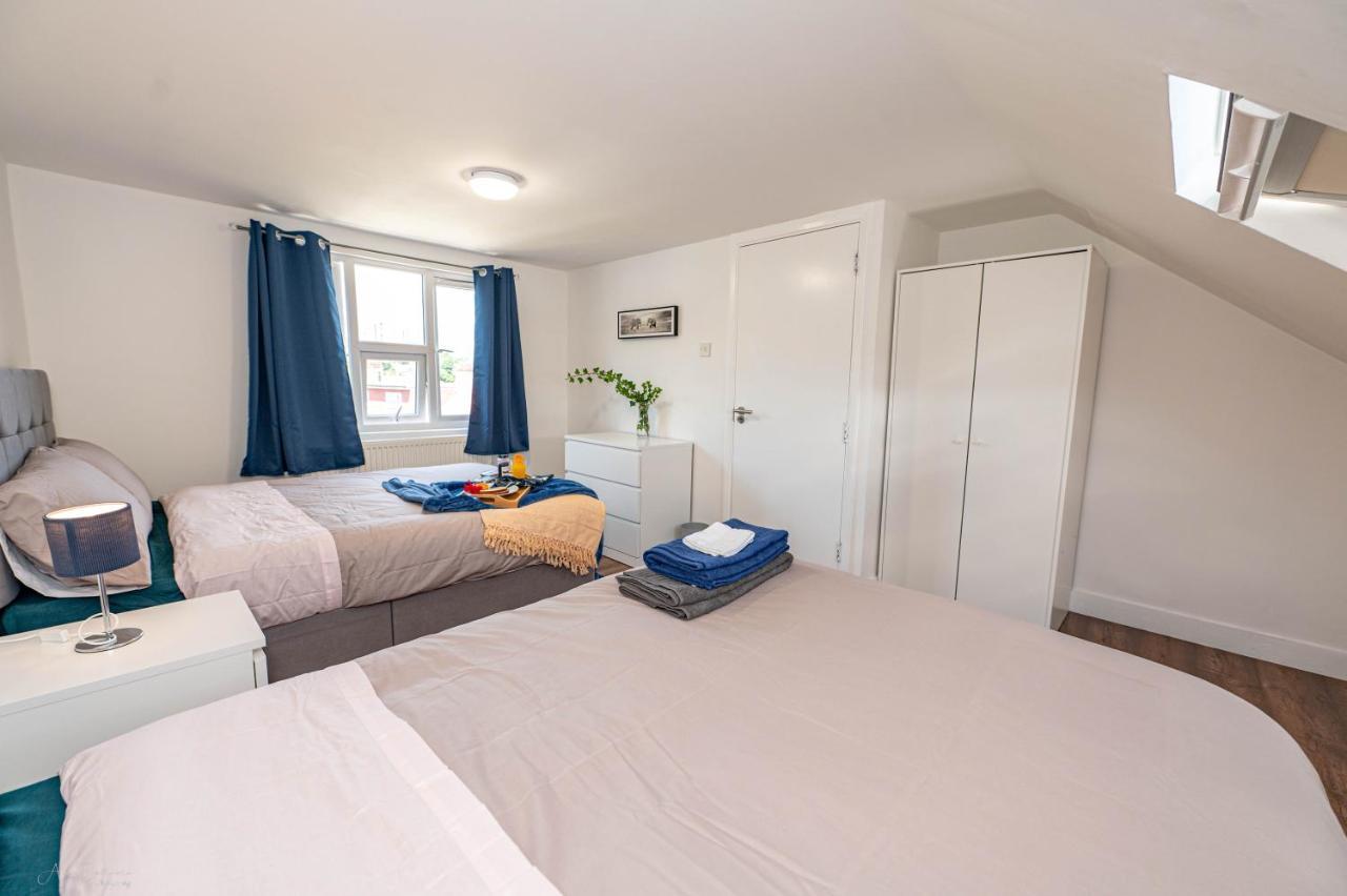 4 Bedrooms,2 Bathrooms House With Free Parking Plumstead  Exterior photo