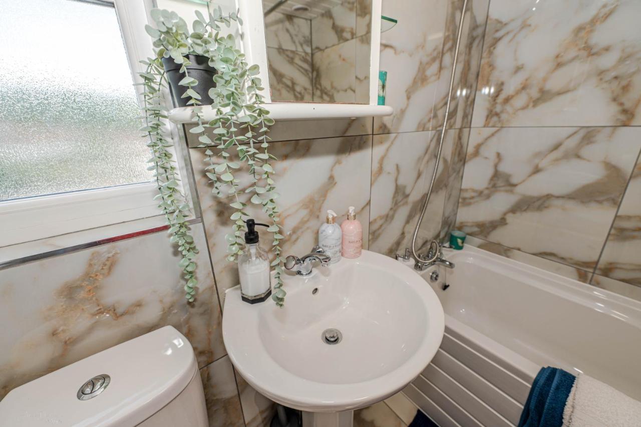 4 Bedrooms,2 Bathrooms House With Free Parking Plumstead  Exterior photo
