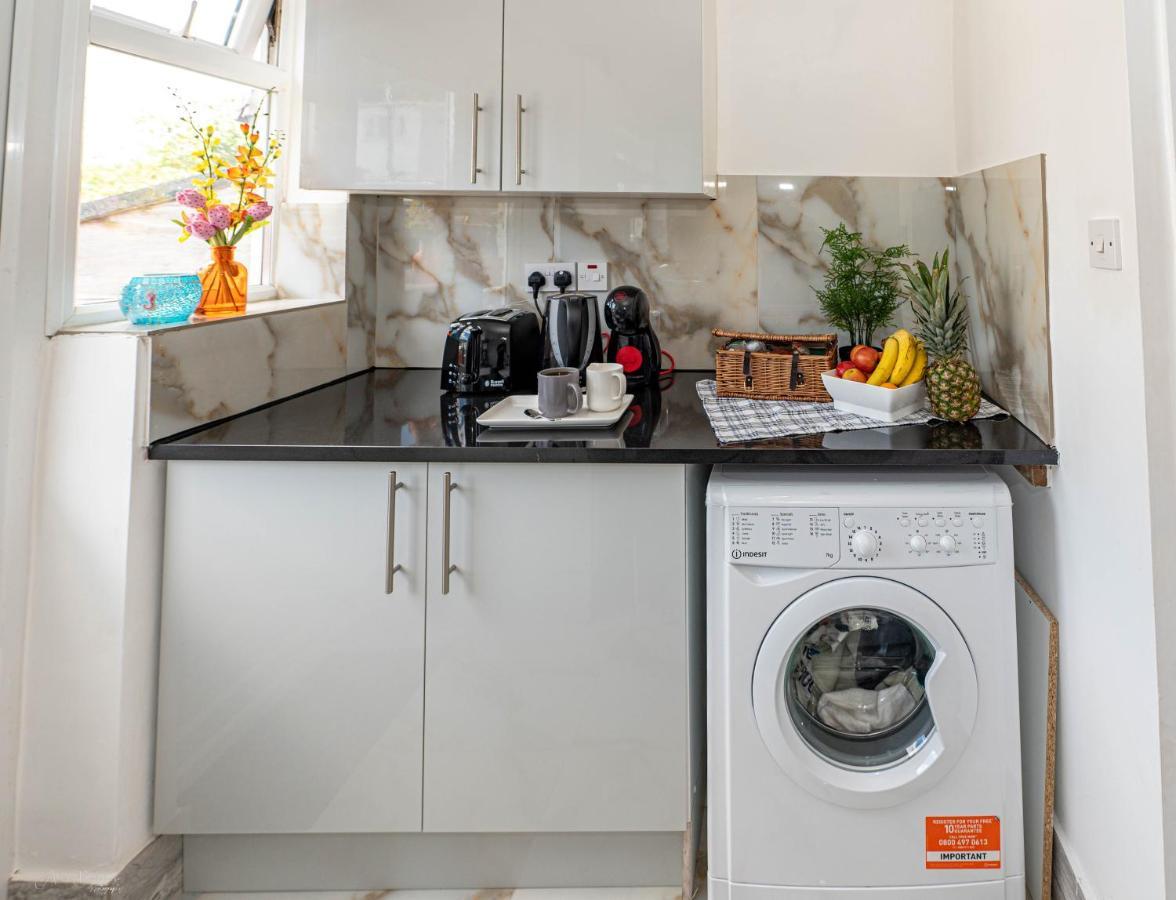 4 Bedrooms,2 Bathrooms House With Free Parking Plumstead  Exterior photo