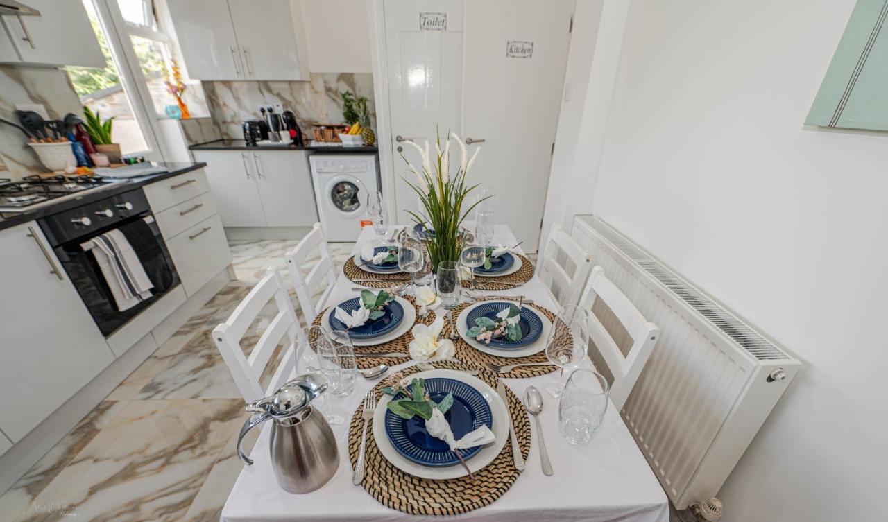 4 Bedrooms,2 Bathrooms House With Free Parking Plumstead  Exterior photo