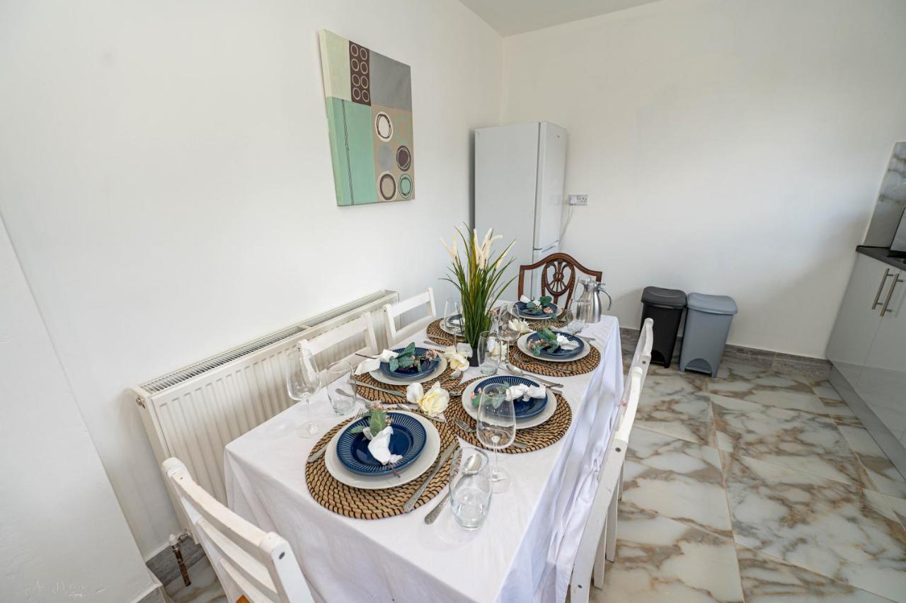 4 Bedrooms,2 Bathrooms House With Free Parking Plumstead  Exterior photo