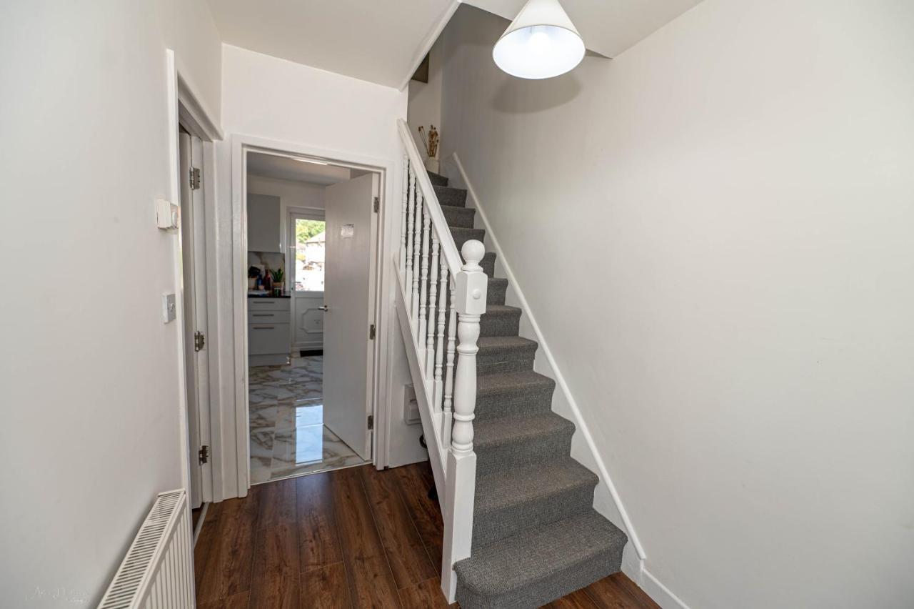 4 Bedrooms,2 Bathrooms House With Free Parking Plumstead  Exterior photo