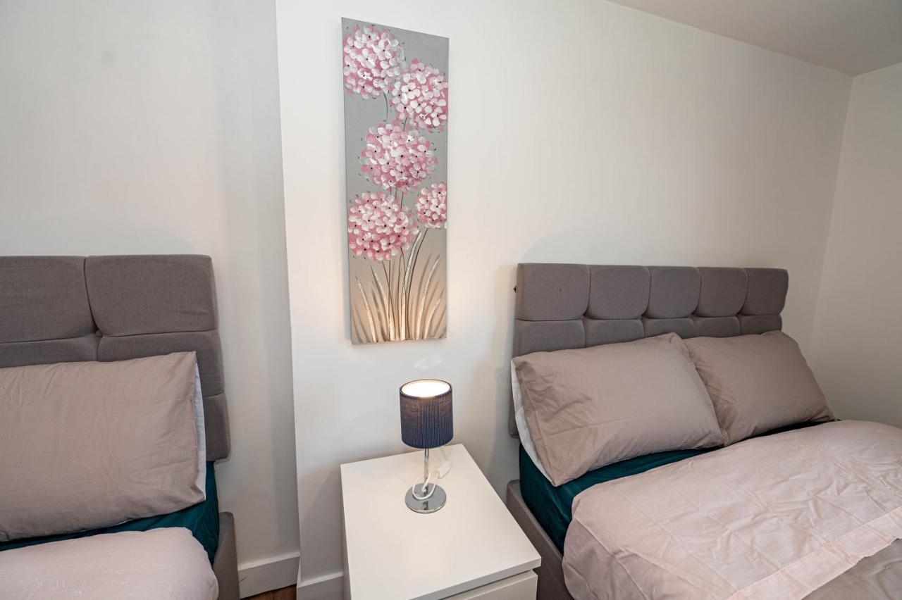 4 Bedrooms,2 Bathrooms House With Free Parking Plumstead  Exterior photo