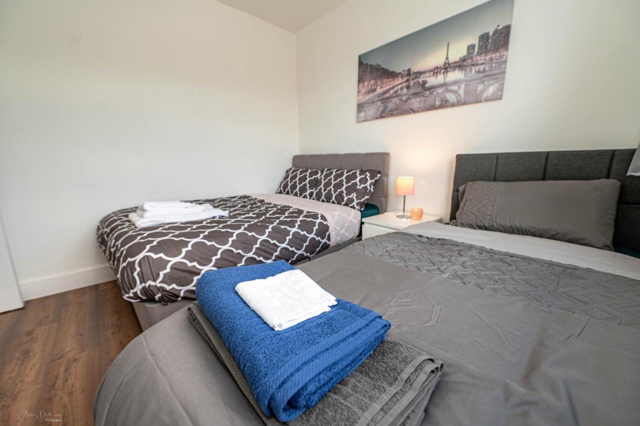 4 Bedrooms,2 Bathrooms House With Free Parking Plumstead  Exterior photo