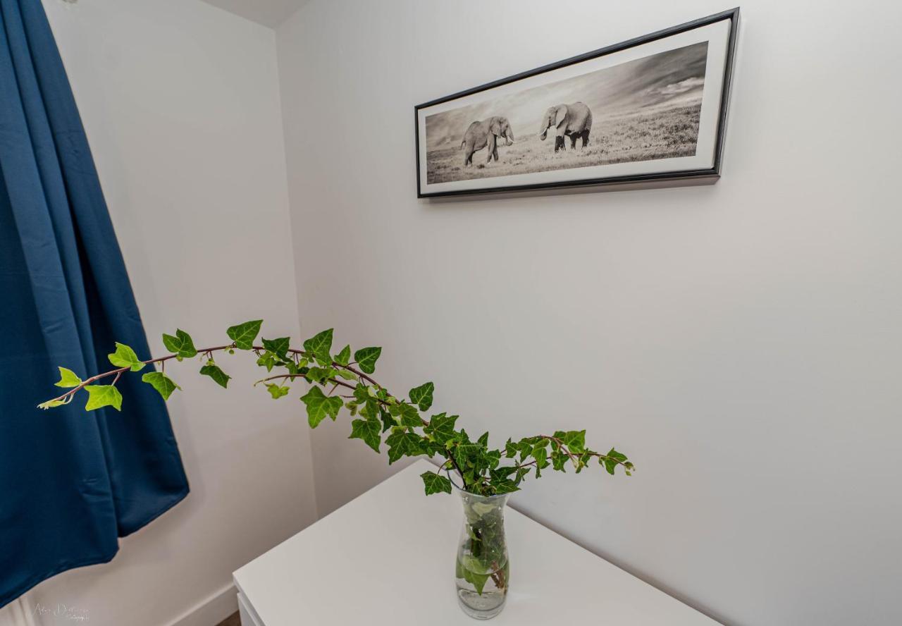 4 Bedrooms,2 Bathrooms House With Free Parking Plumstead  Exterior photo