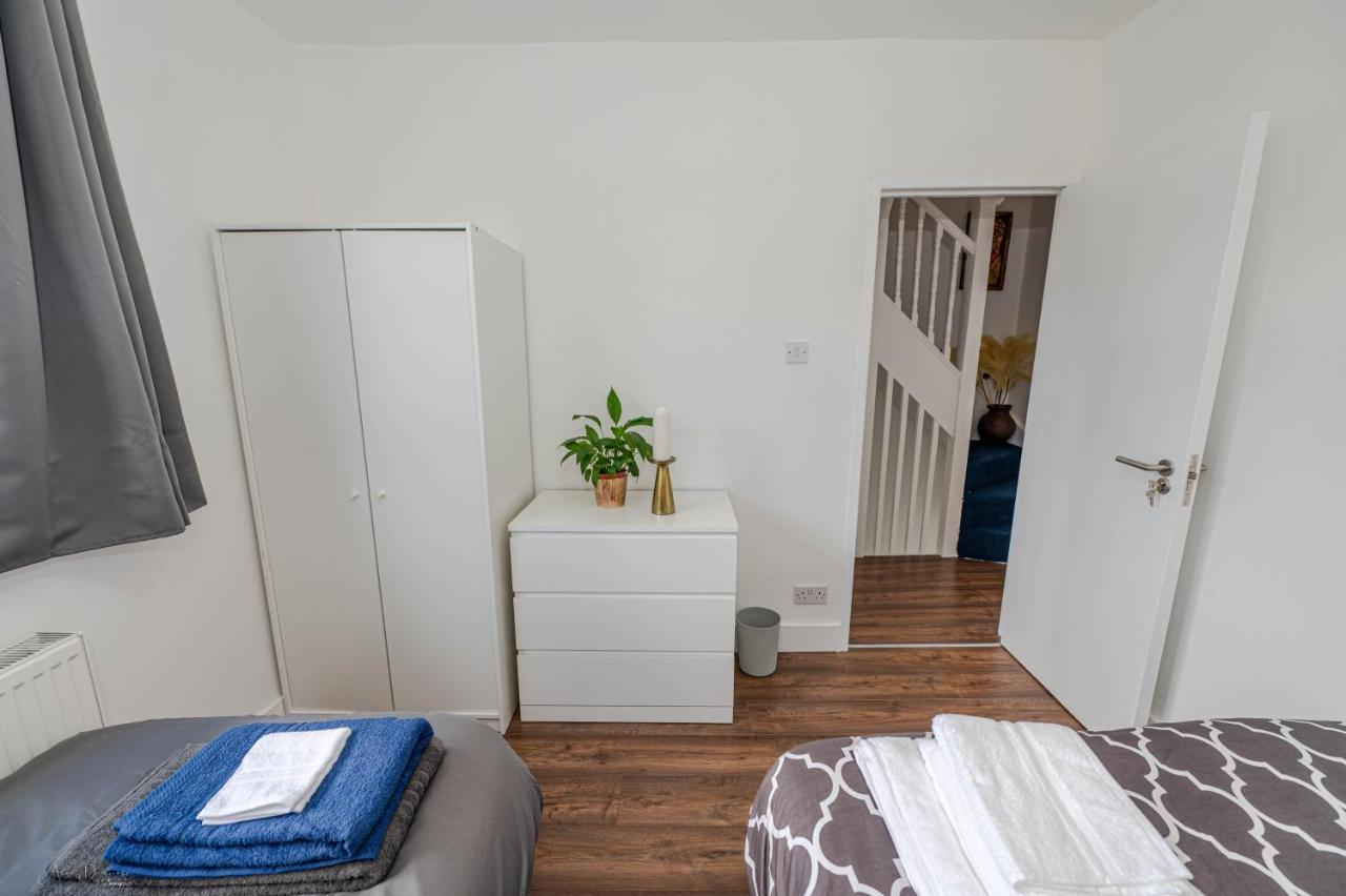 4 Bedrooms,2 Bathrooms House With Free Parking Plumstead  Exterior photo