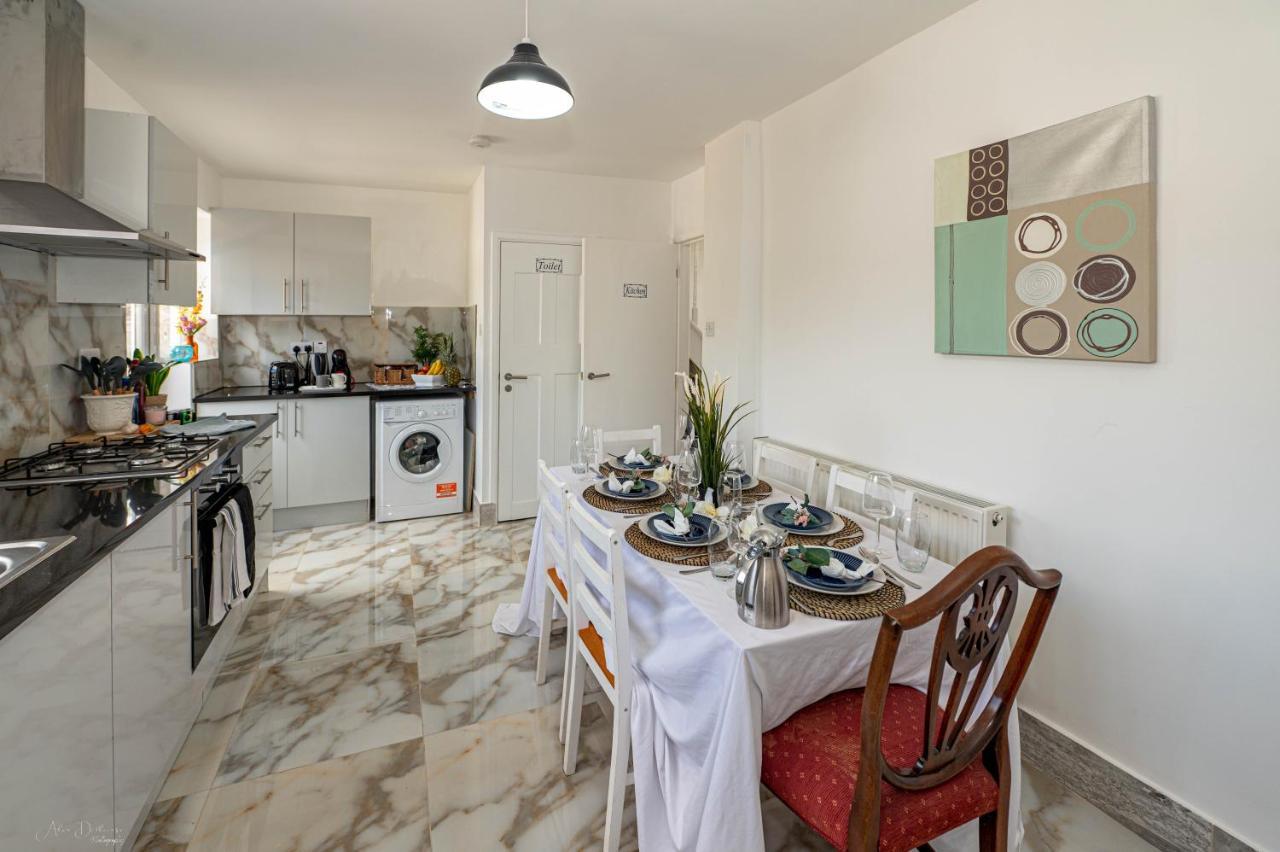 4 Bedrooms,2 Bathrooms House With Free Parking Plumstead  Exterior photo