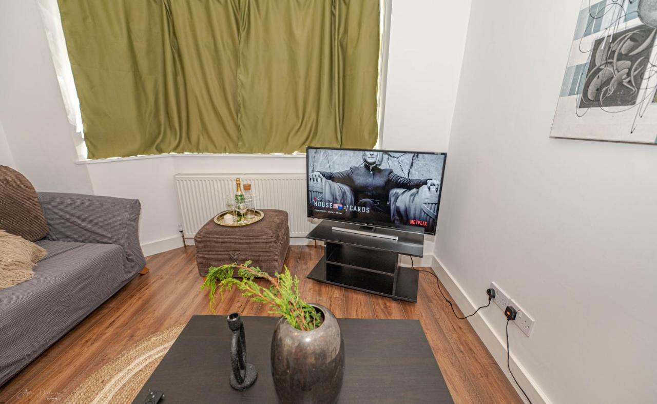 4 Bedrooms,2 Bathrooms House With Free Parking Plumstead  Exterior photo