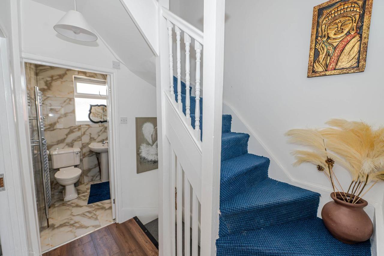 4 Bedrooms,2 Bathrooms House With Free Parking Plumstead  Exterior photo