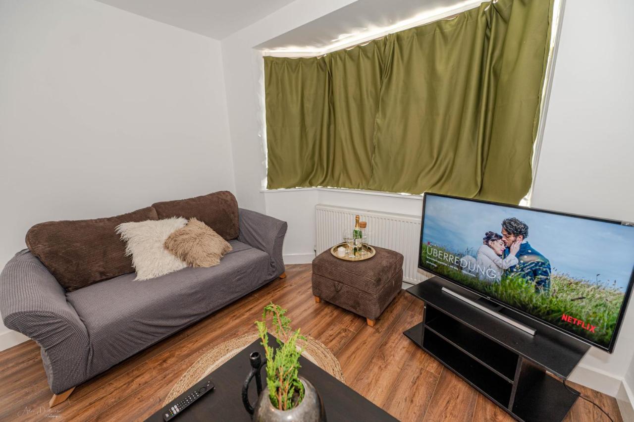 4 Bedrooms,2 Bathrooms House With Free Parking Plumstead  Exterior photo
