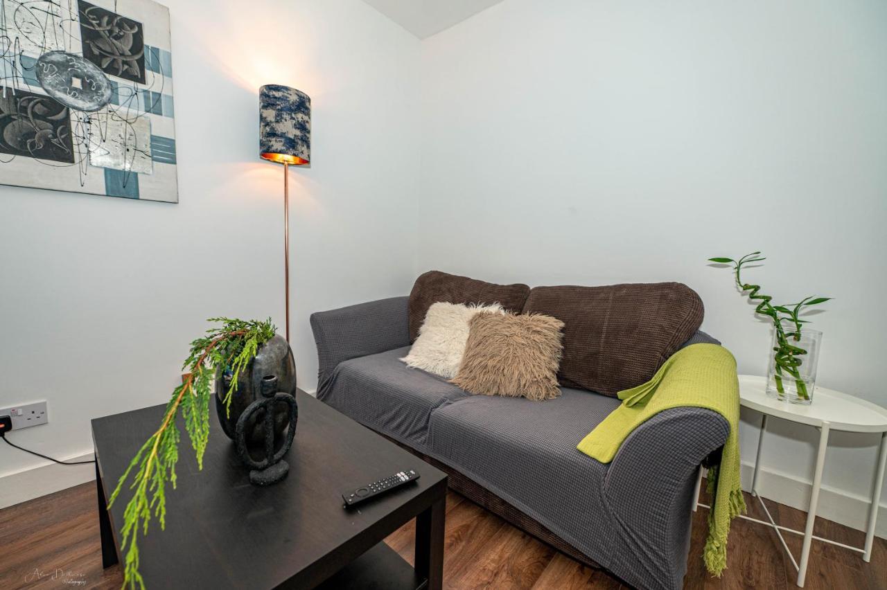 4 Bedrooms,2 Bathrooms House With Free Parking Plumstead  Exterior photo